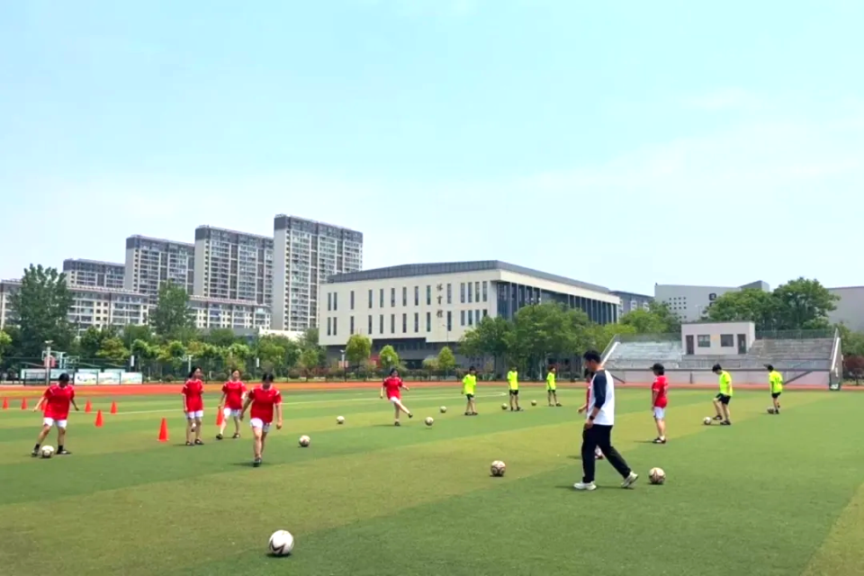 年起, 足球特色学, 这里连续多