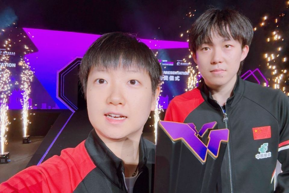 Gyegb, 两位巨星持, 织碰撞